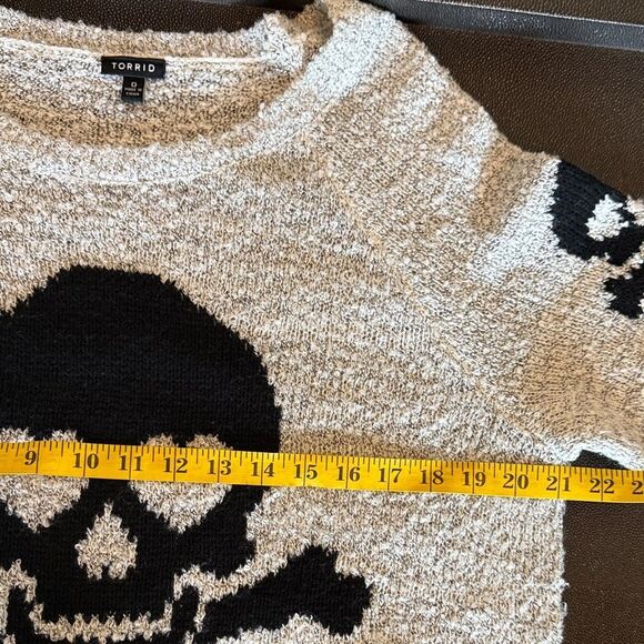 Torrid Black Skull Sweater - Light Gray  Boucle fabric Crewneck size 0/ Large - Picture 5 of 8